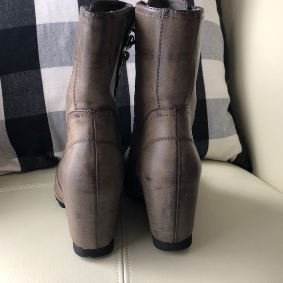 Great boots. 🥾 - Picture 4 of 7